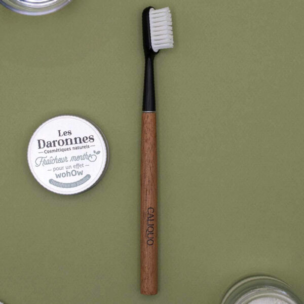 Brosse à dents Caliquo medium, manche en noyer